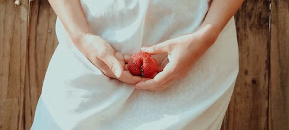 Image of a female silhouette holding her lower abdomen in pain