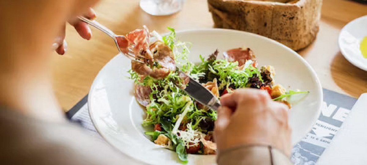 A colorful plate with a variety of nutrient-dense foods, including fruits, vegetables, nuts, and lean proteins, symbolizing an autoimmune-friendly diet for optimal health.