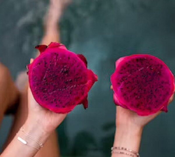 Step-by-step guide to cutting a vibrant dragon fruit for a delightful tropical experience.