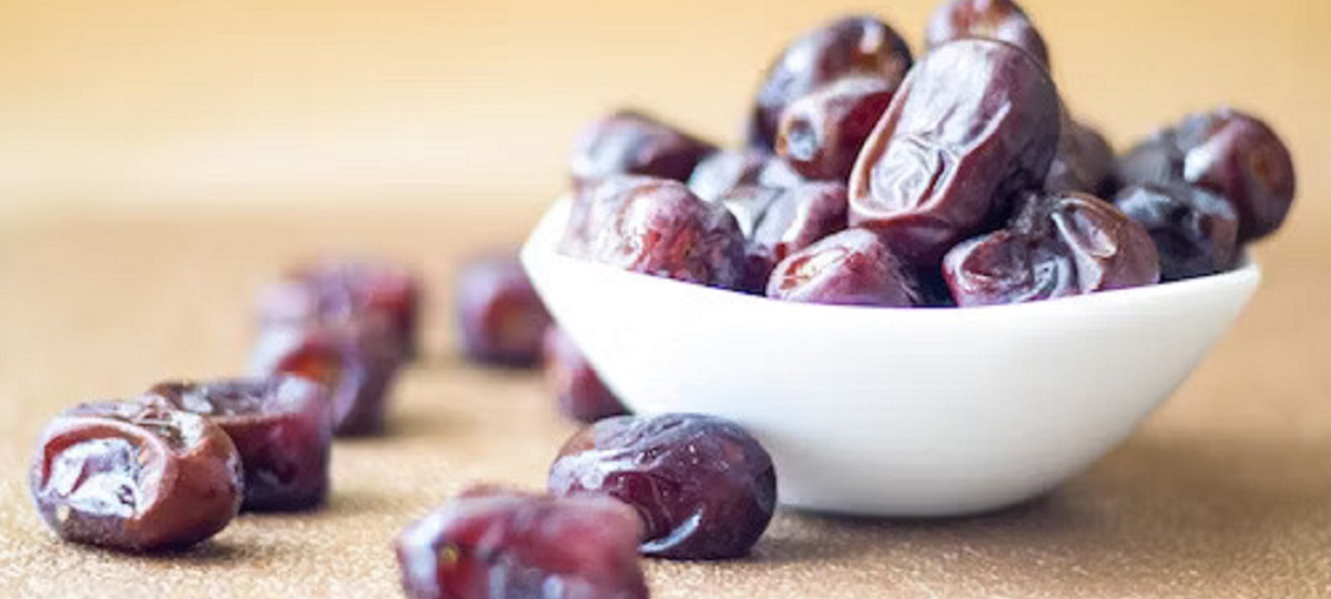 A person making healthy food choices to manage Crohn's disease, selecting fruits, vegetables, and lean proteins.