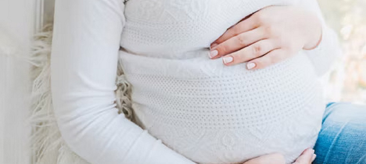 Illustration of a woman holding her lower abdomen in discomfort, representing lower abdominal pain in non-pregnant females.